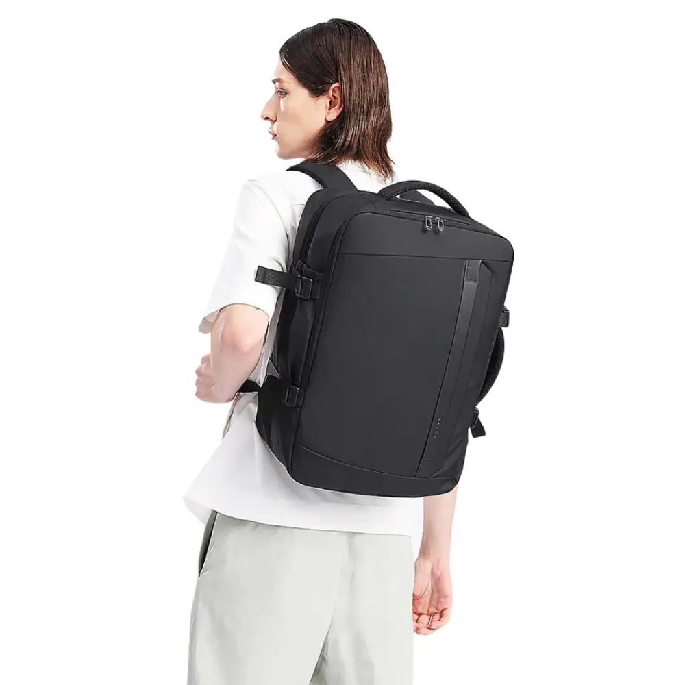 Sac à dos de voyage noir.
