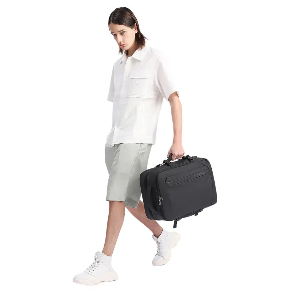 Valise à main noire.