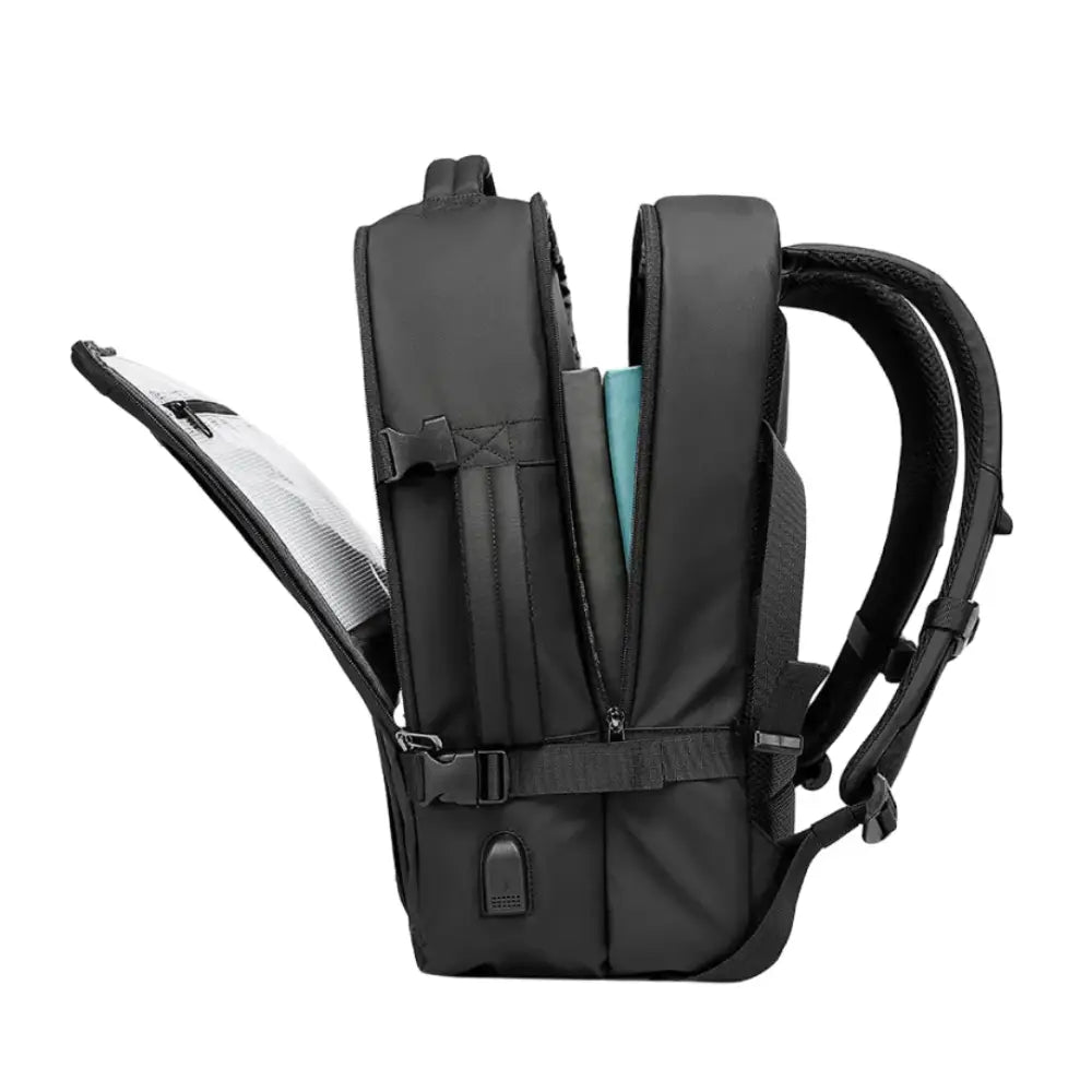 Sac à dos noir ouvert avec des livres.