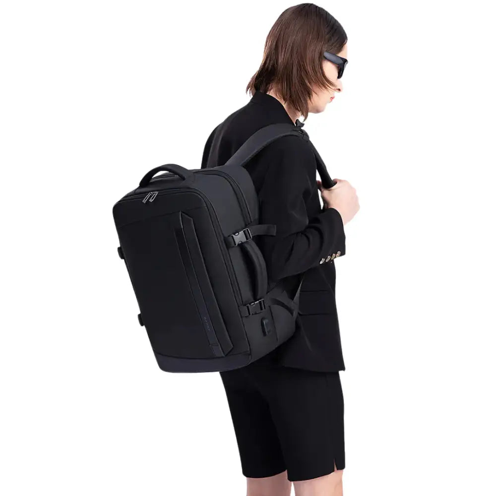 Sac à dos noir avec bretelles.