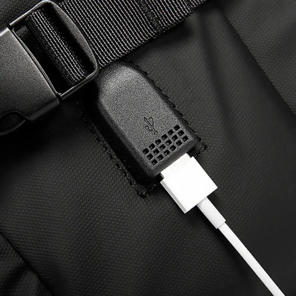 Port USB noir avec câble blanc.