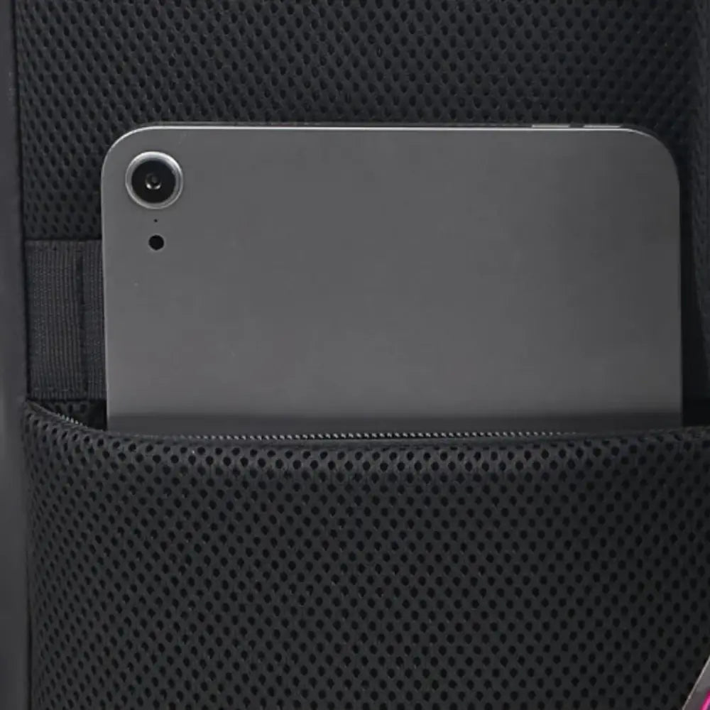 Tablette grise dans la poche en maille du Sac à dos ville imperméable Hydra