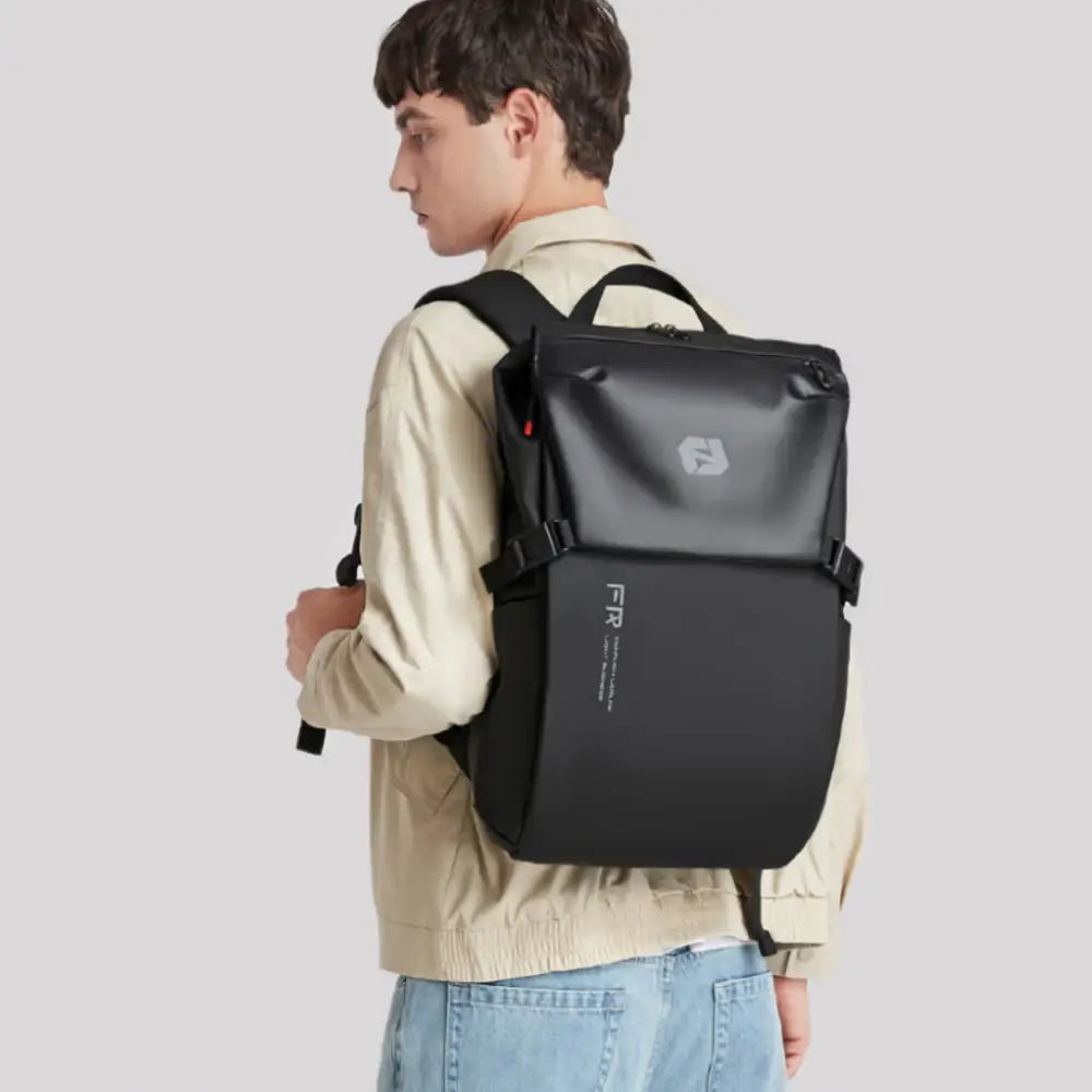 Sac à dos ville imperméable Hydra avec dos en cuir noir et dessus glossy