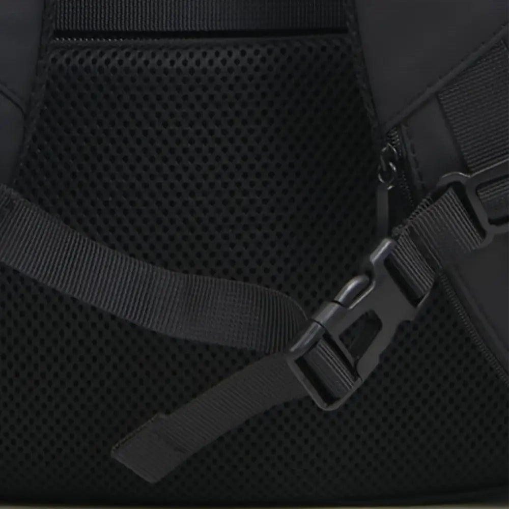 Détail du sac à dos ville imperméable Hydra en noir avec poches zippées