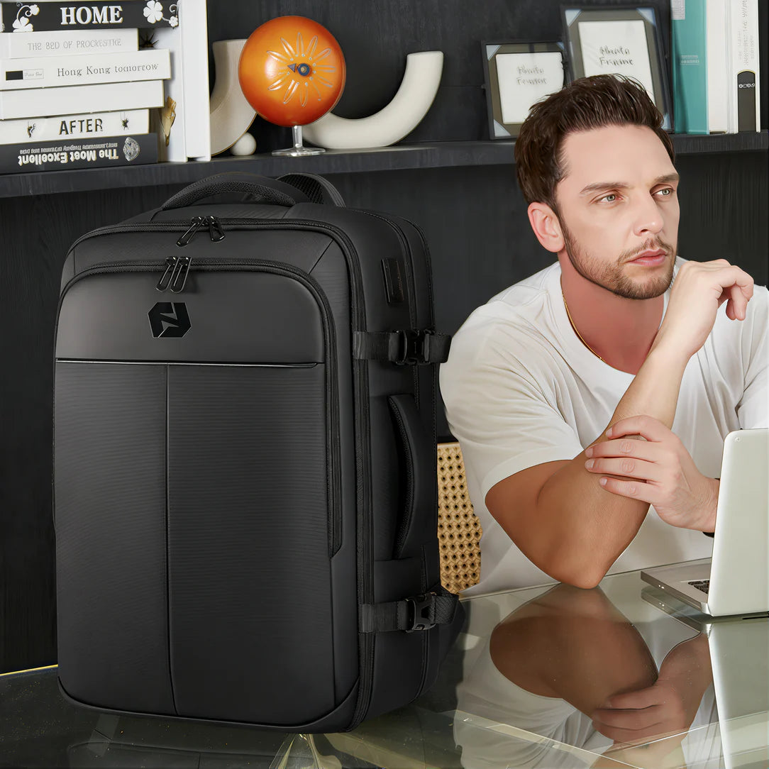 Sac à dos voyage 40l RoamPack avec une valise cabine noire idéale pour le voyage