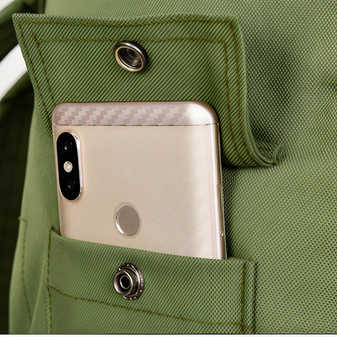 Smartphone dans une poche verte du Sac à dos voyage 80l Tactical