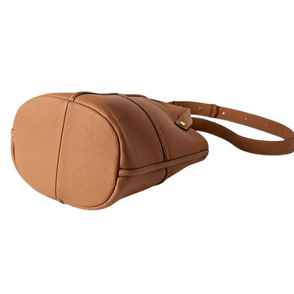 Sac à main bandoulière en cuir marron avec seau, élégance et style