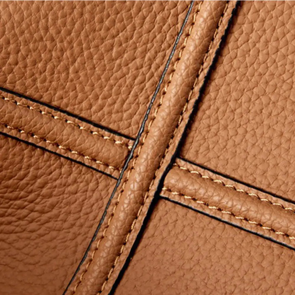 Sac à main bandoulière en cuir avec texture marron et coutures apparentes