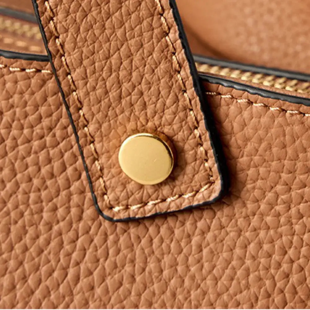 Détail en cuir marron texturé du sac à main bandoulière en cuir