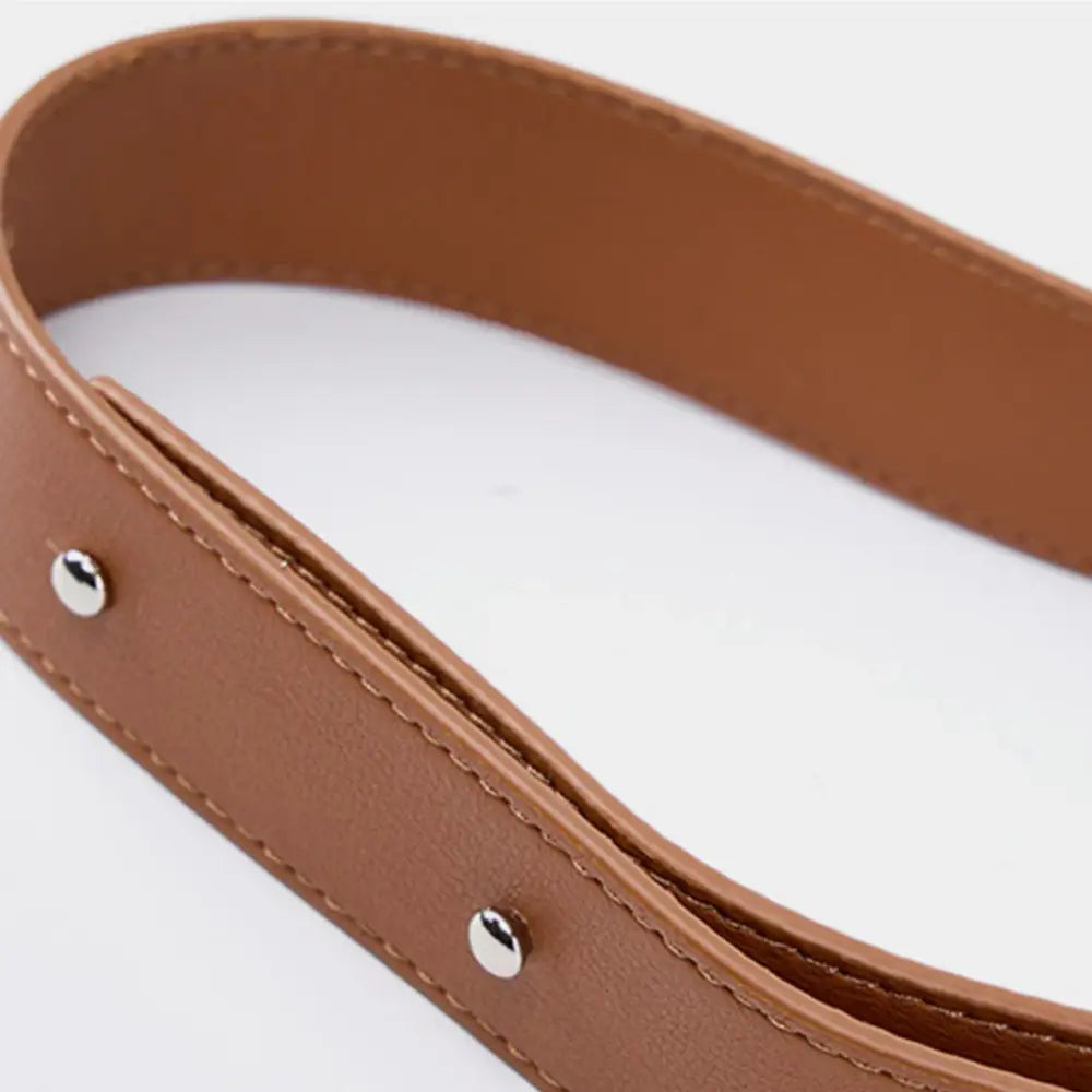 Completez votre sac à main chic avec la sangle en cuir marron et rivets en argent