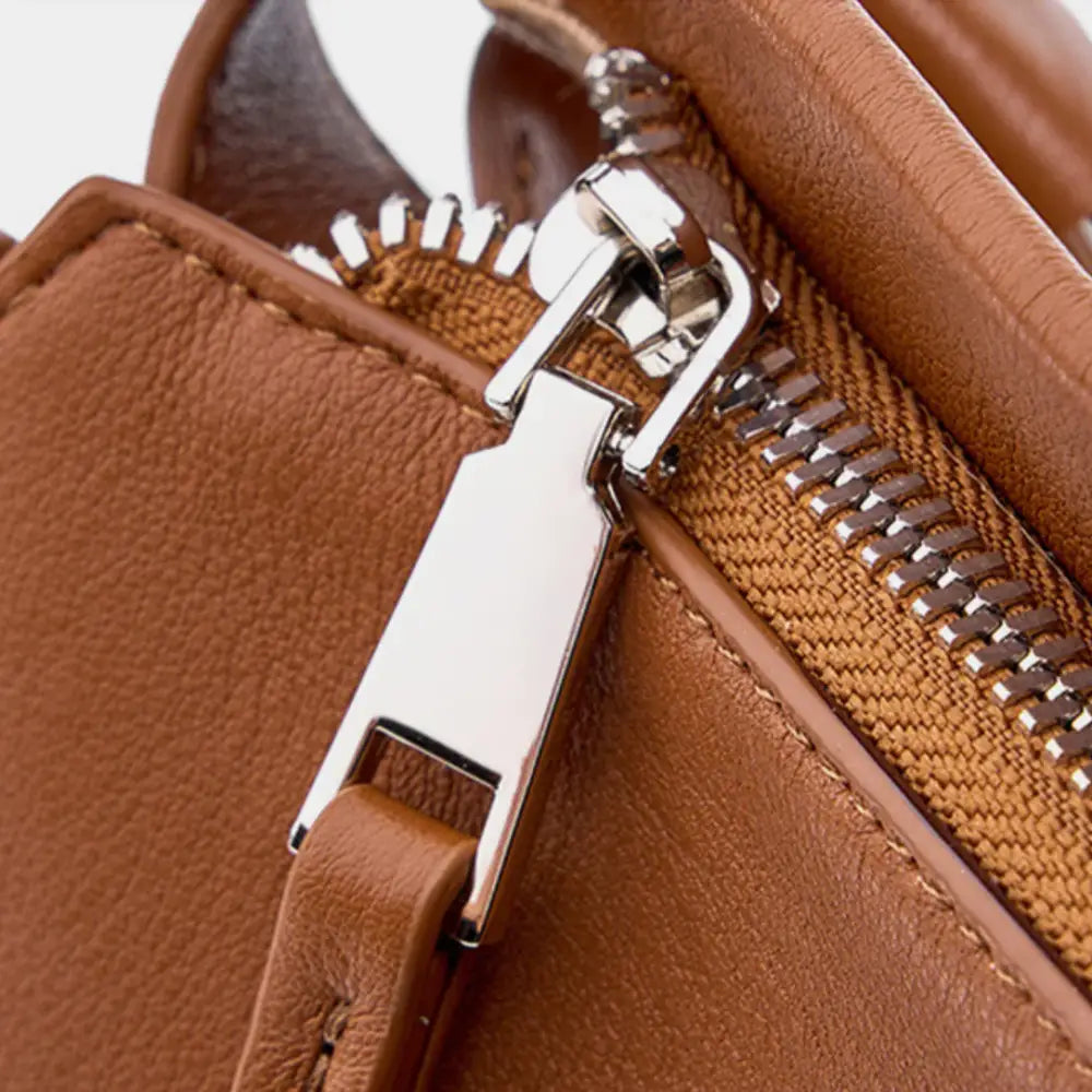 Sac à main chic Vélia en cuir marron avec fermeture éclair argentée