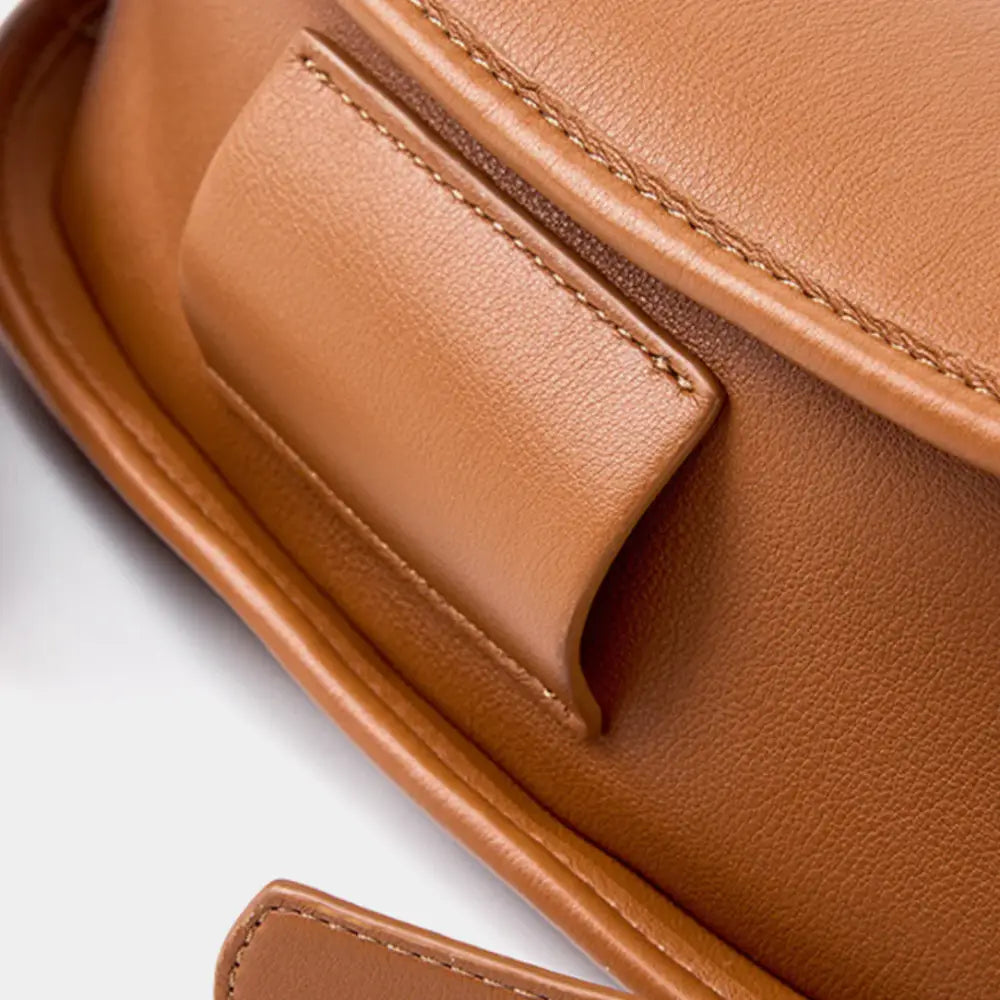 Détail de sac à main chic en cuir marron pour un style principal élégant