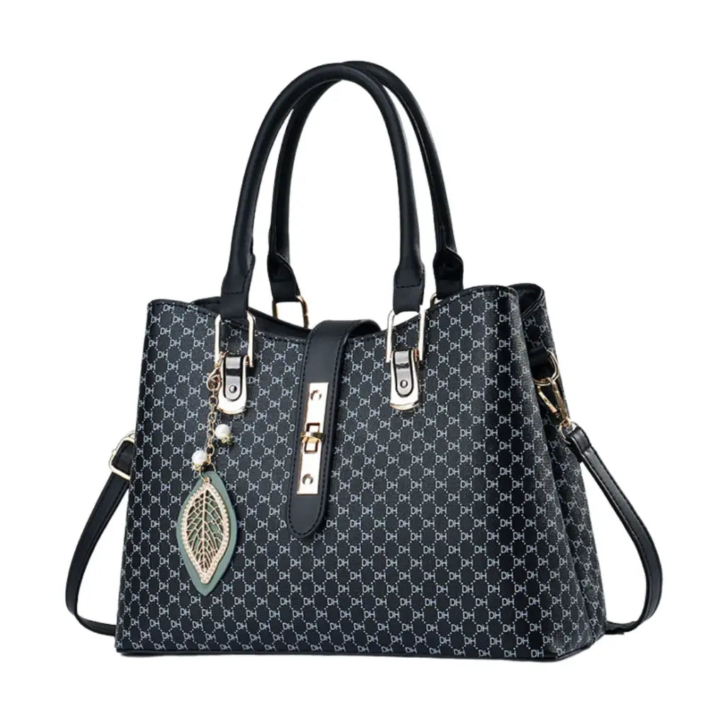 Sac à main classique noir avec motif et charm feuille, style élégant et chic