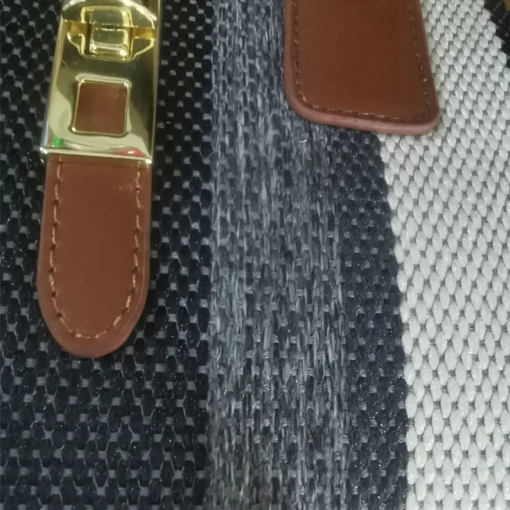 Sac à main coloré en cuir marron avec fermoir en or sur tissu tissé