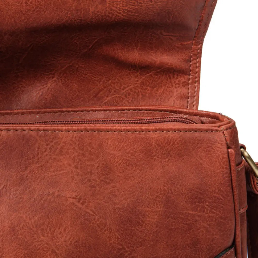 Sac à main cuir vintage brun avec fermeture éclair, parfait pour un style élégant et sophistiqué