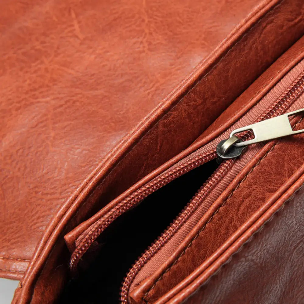 Sac à main cuir vintage rusté avec fermeture éclair, main cuir élégante