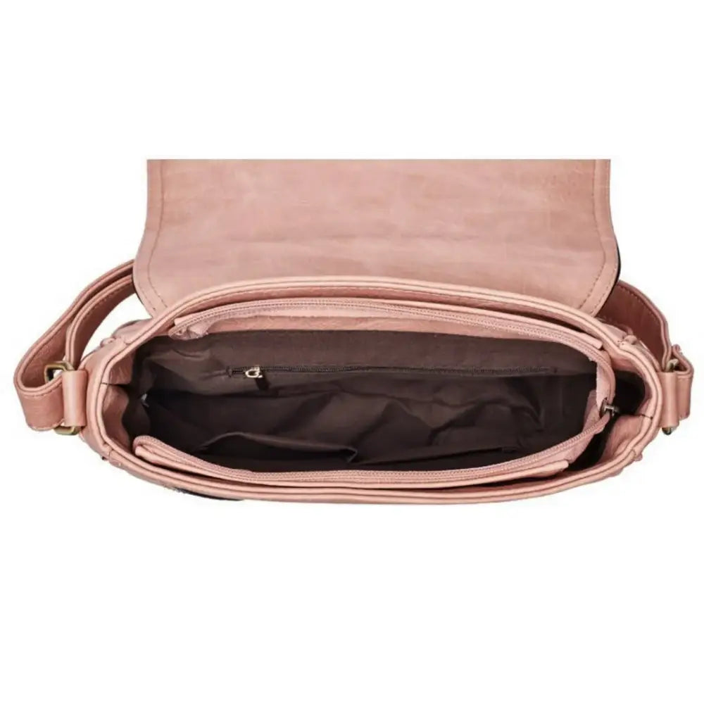 Sac à main cuir vintage rose ouvert, pièce principale cuir vintage pour femme