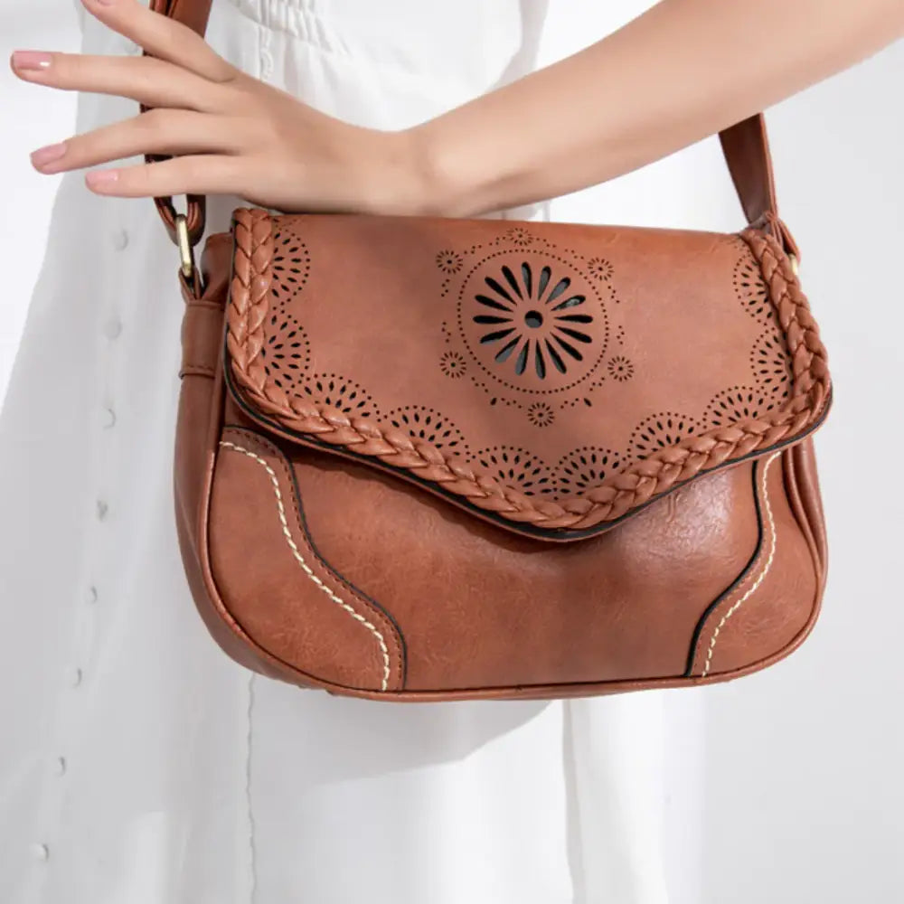 Sac à main cuir vintage brun avec découpes décoratives, style main cuir vintage