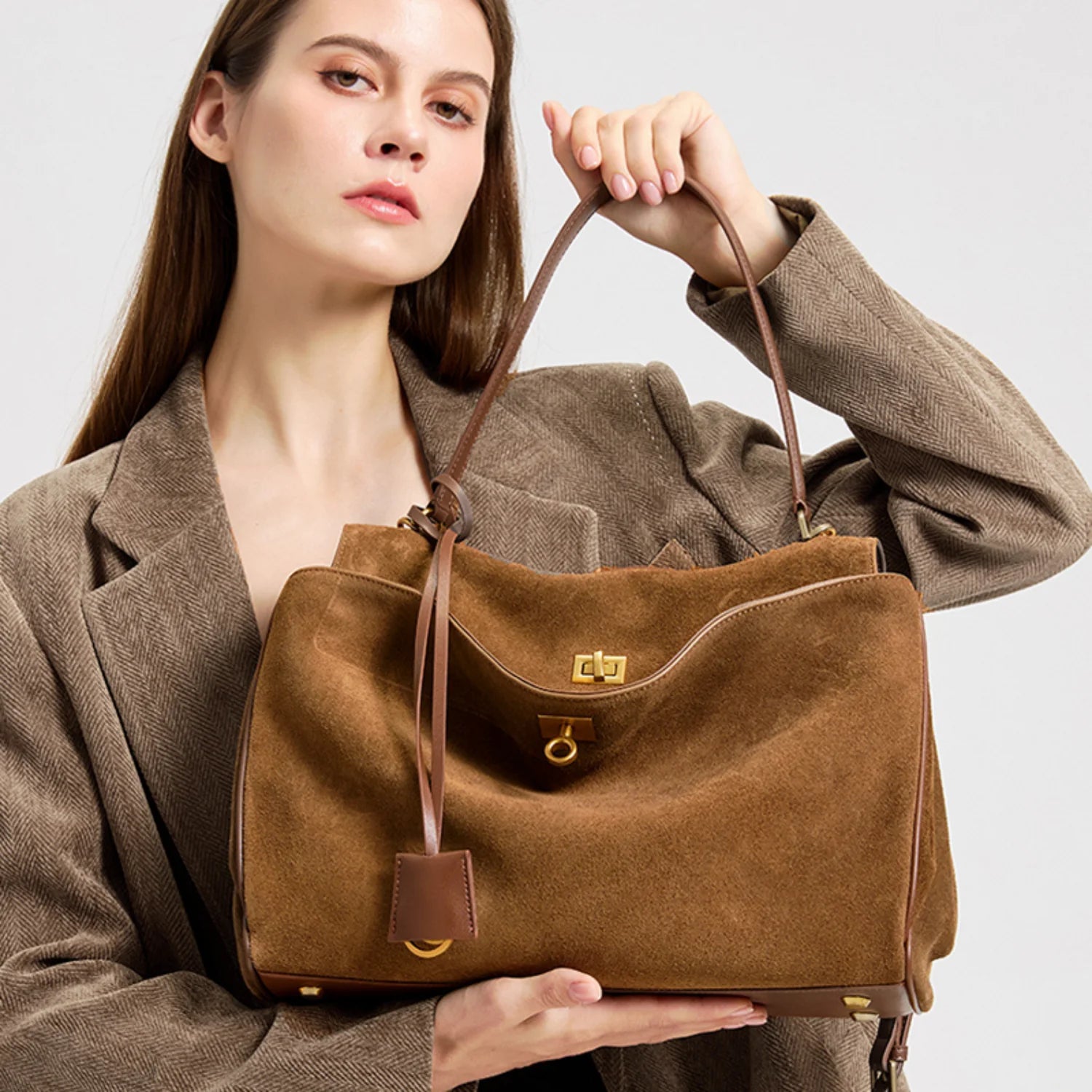 Sac à main de cours capucine en daim souple marron avec garnitures dorées et bandoulière amovible