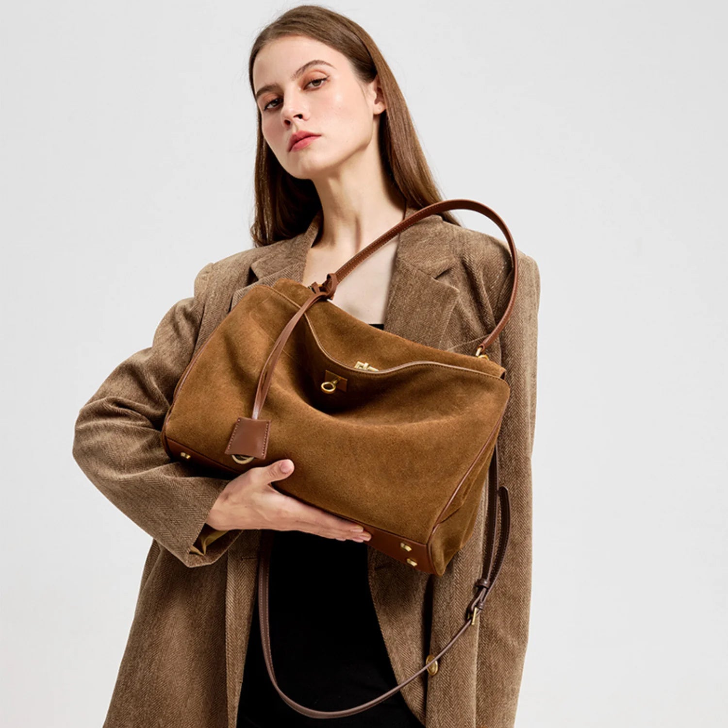 Sac à main cours capucine en daim souple tan avec bandoulière en cuir assorti et ferrures dorées