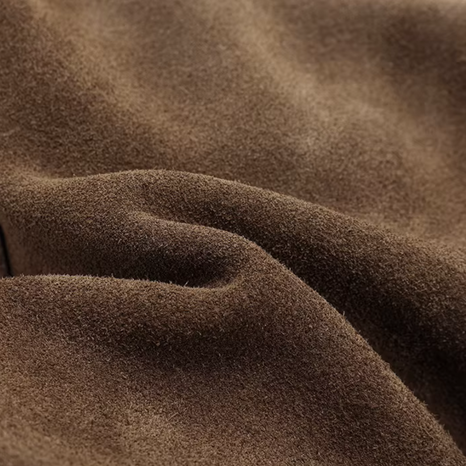 Sac à main de cours capucine en daim souple marron riche avec surface douce et texturée