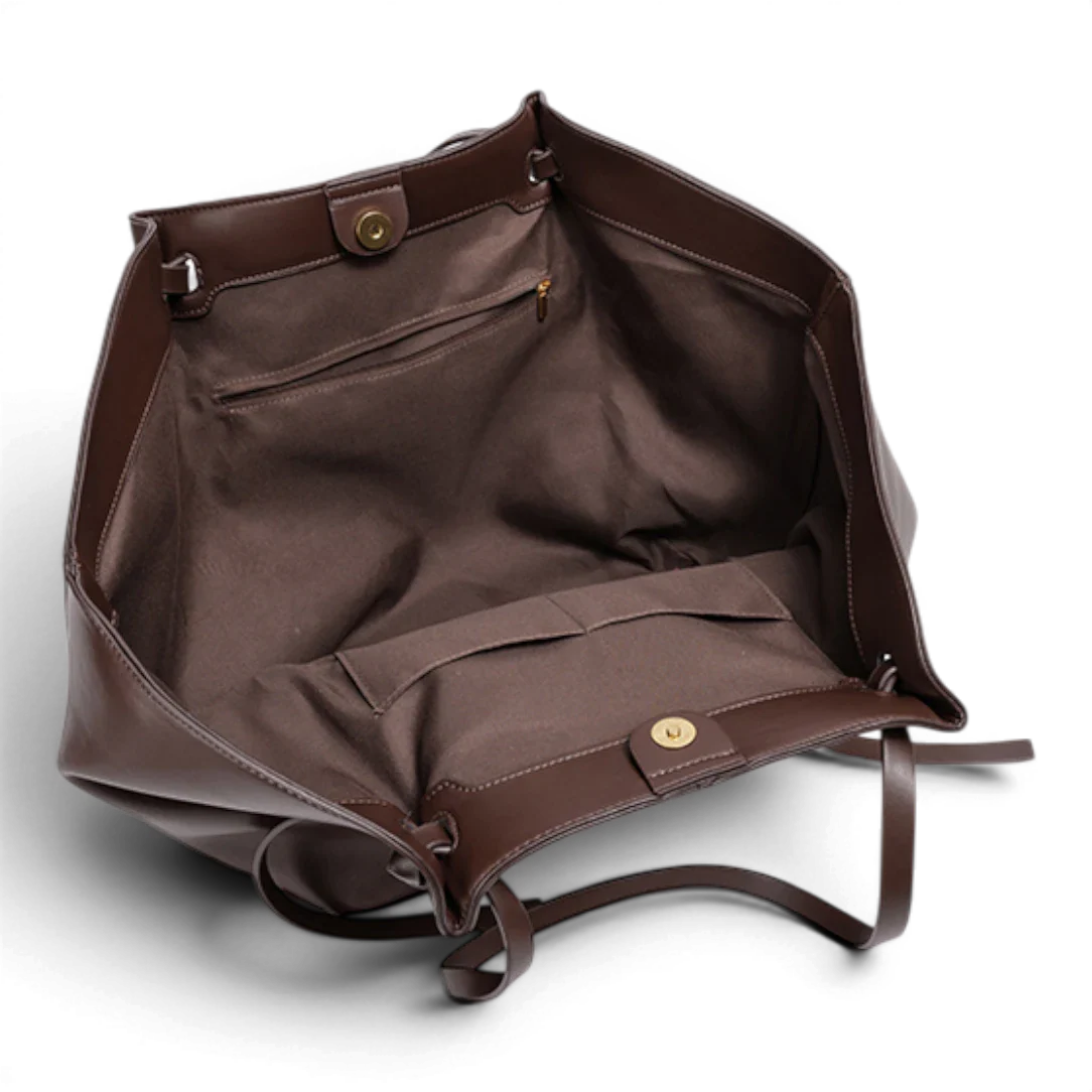 Sac à main en cuir marron avec grande capacité intérieur spacieux et ferrures dorées modèle ines