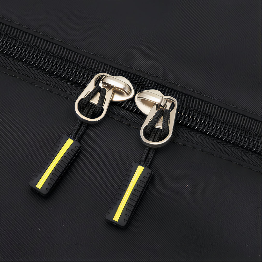 Zipper pulls noirs avec accents jaunes sur le sac à main de voyage Valmir