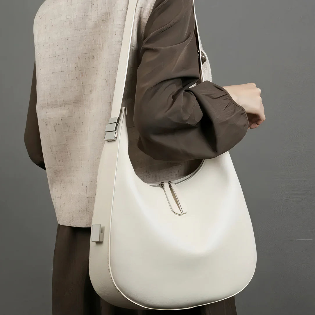 Sac à main demi lune crème avec hardware argenté, parfait pour un look chic