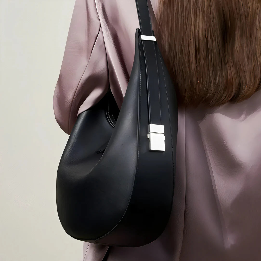 Sac à main demi lune Noir en cuir avec hardware argenté pour le style main demi lune
