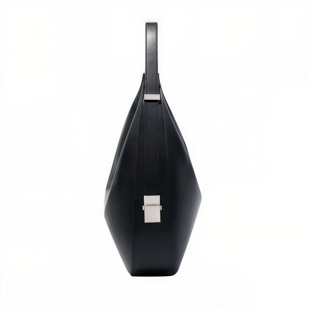 Sac à main demi lune en cuir noir avec hardware argenté pour un style chic et pratique