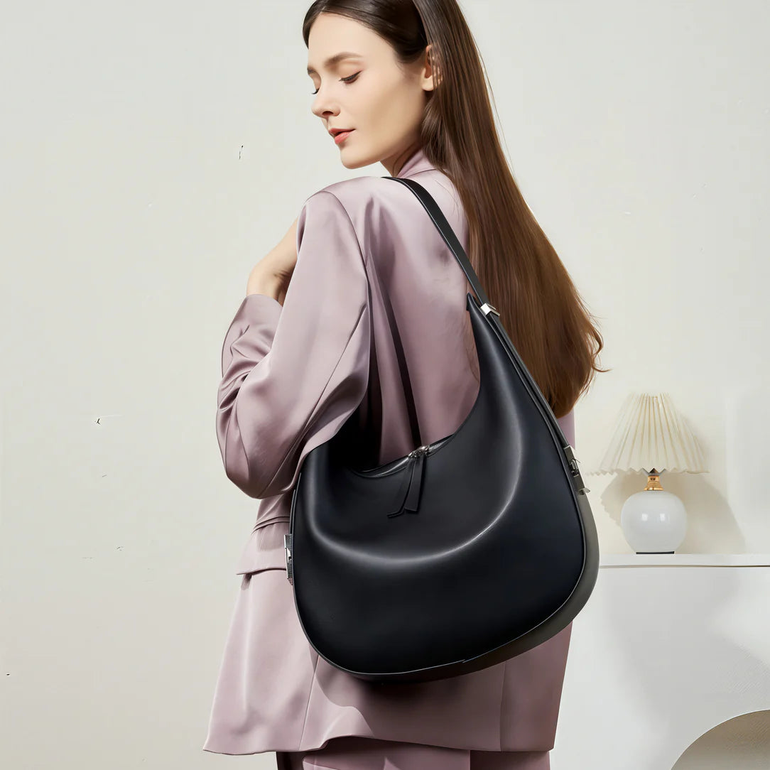 Sac à main demi lune noir en cuir. Main demi lune élégante pour un style chic