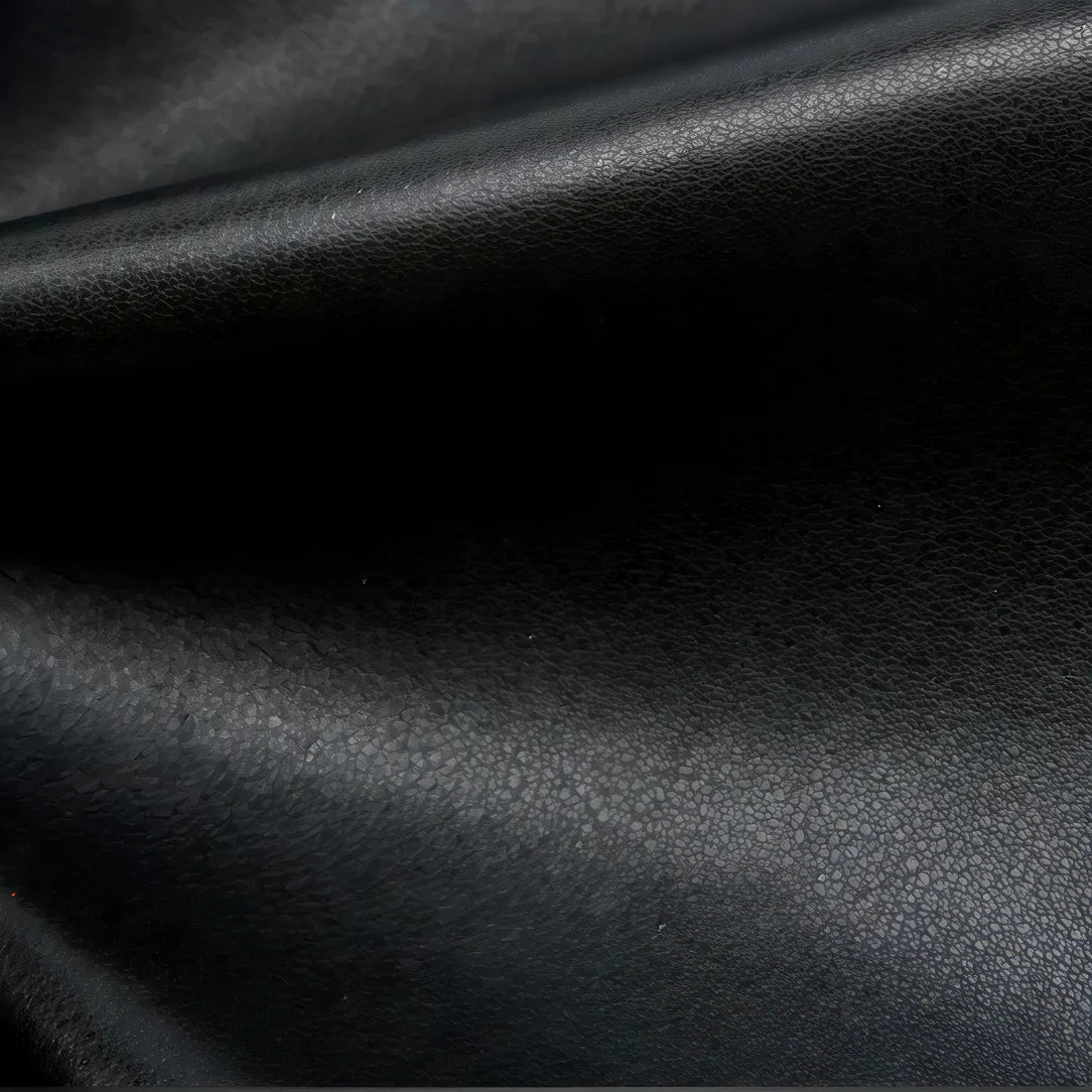 Sac à main demi lune en cuir noir texturé, élégant et tendance main demi lune