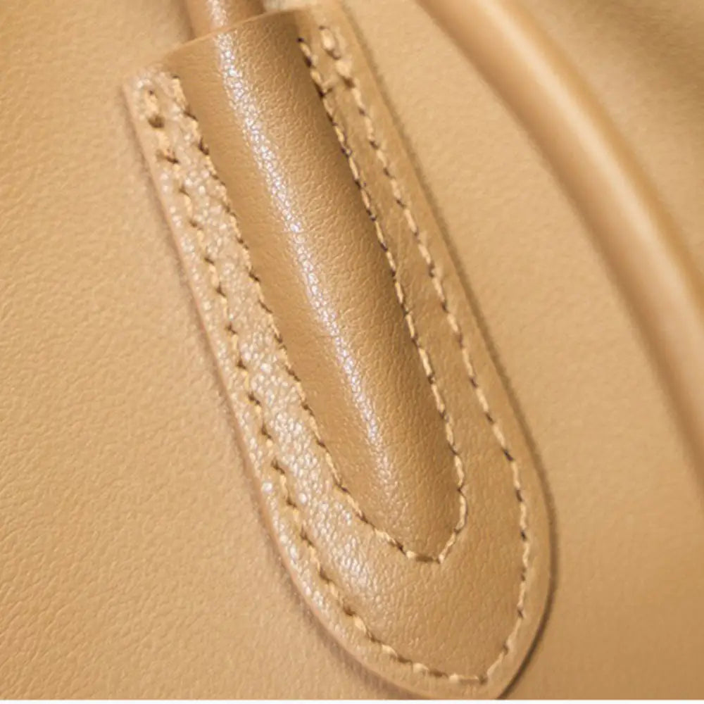 Détail de sac à main d’été en cuir beige pour un style élégant et pratique
