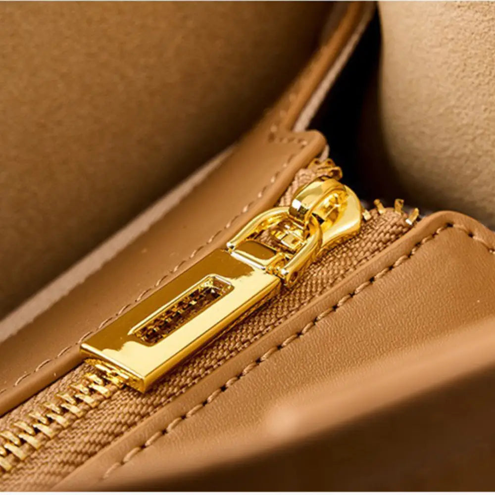 Sac à main d’été avec fermeture éclair en or sur sac en cuir tan Solace