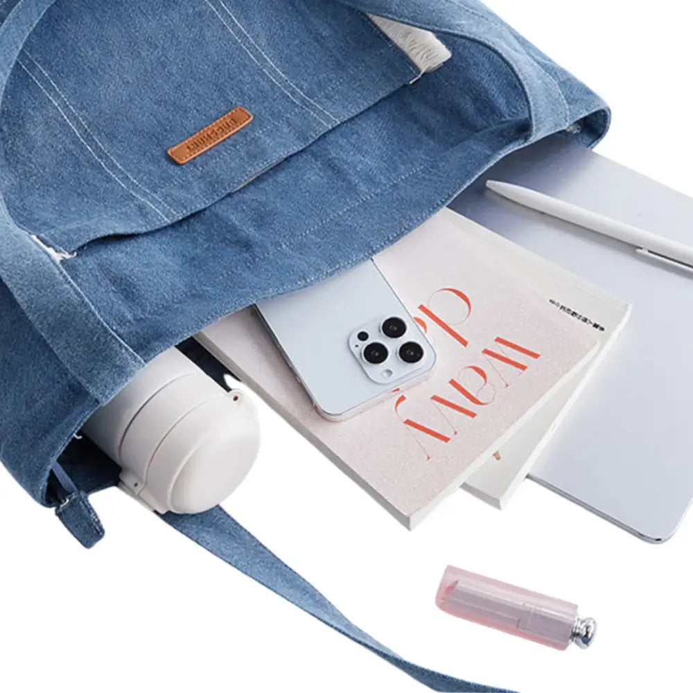 Sac à main en jean avec contenu, tendance et pratique en denim