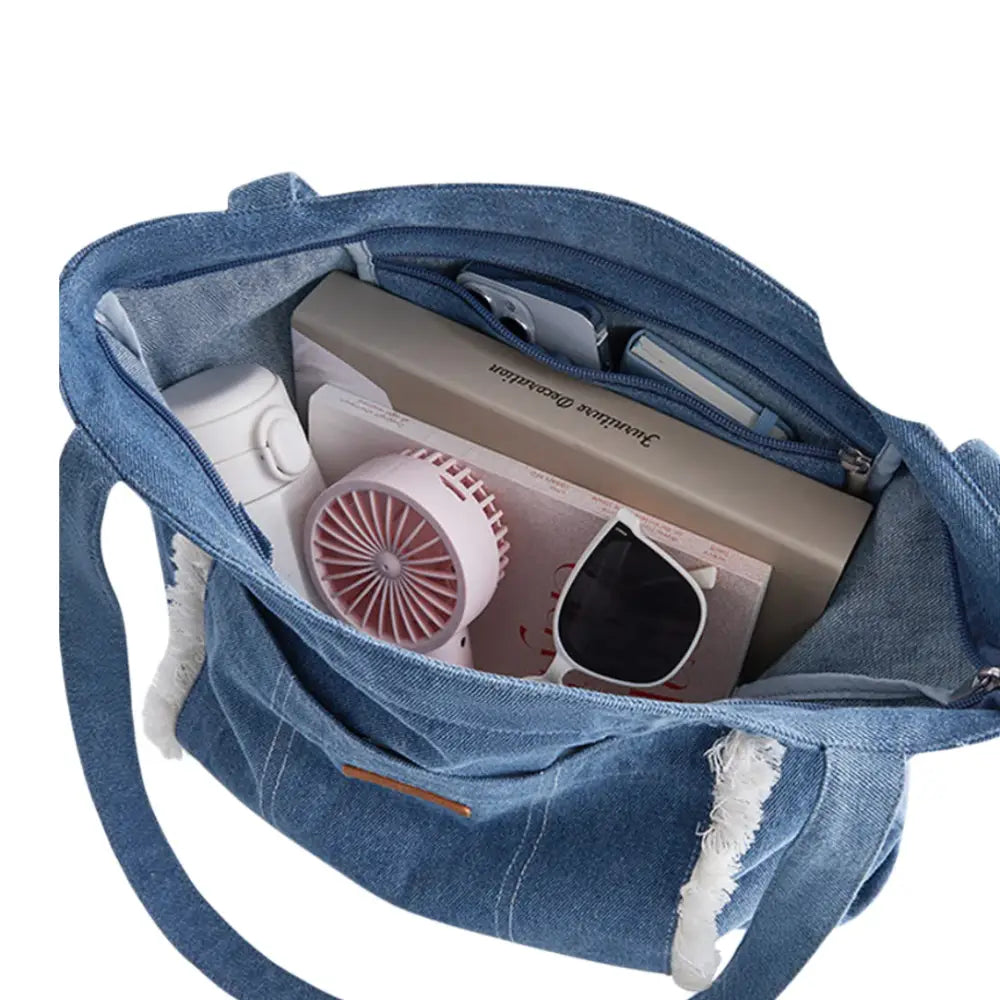 Sac à main en jean avec contenu, tendance et pratique pour un style décontracté