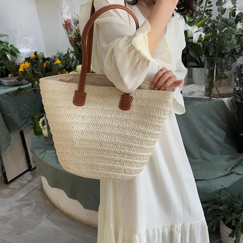 Sac à main en paille avec anses marron, parfait pour l’été et le look bohème