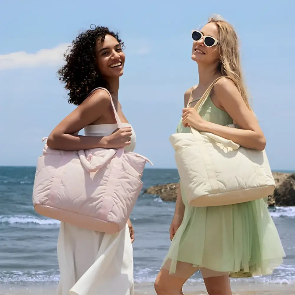 Deux femmes portant des sacs à main en tissu matelassé gonflant Bella