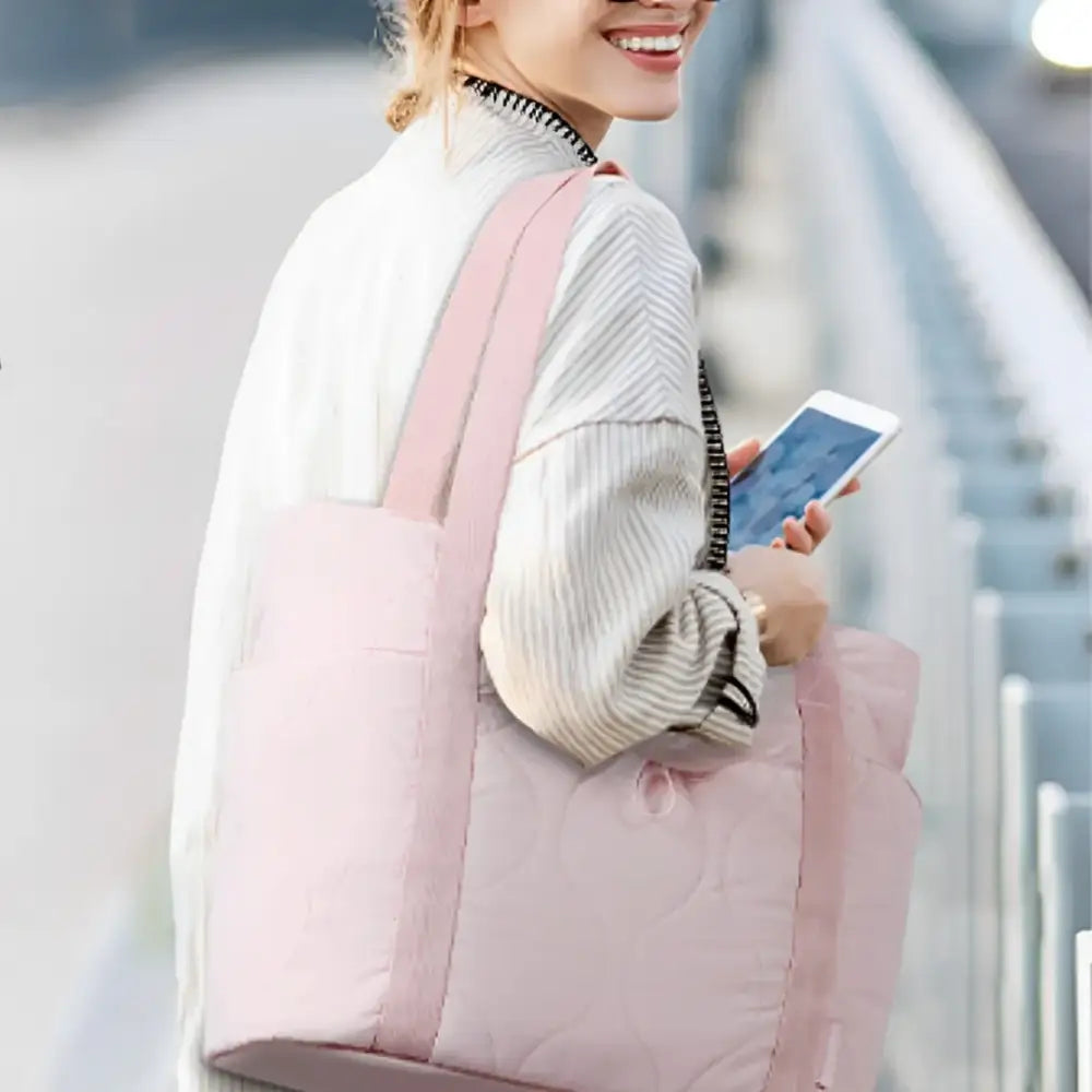Sac à main en tissu bleu avec design matelassé gonflant et quilté rose
