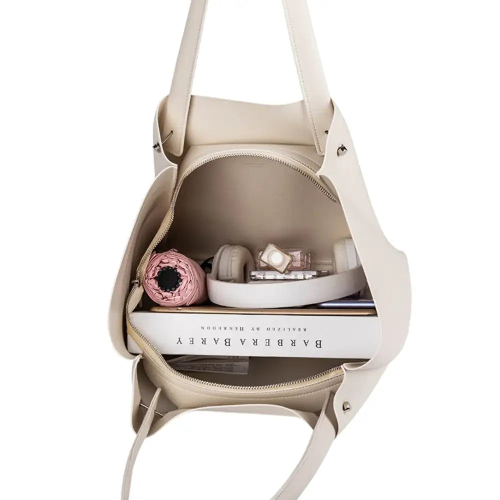 Sac à main fourre tout en cuir souple beige, idéal pour un usage quotidien