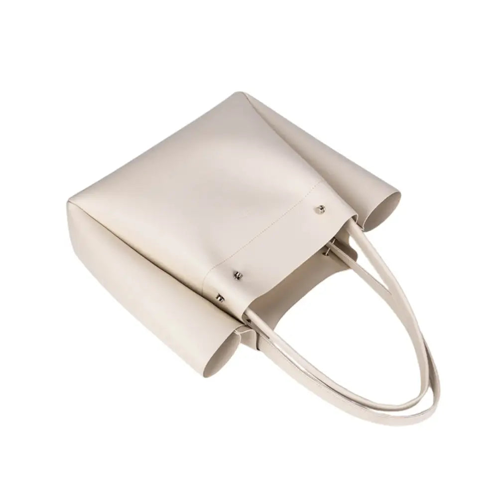 Sac à main beige en cuir souple pour un style main fourre élégant Milo