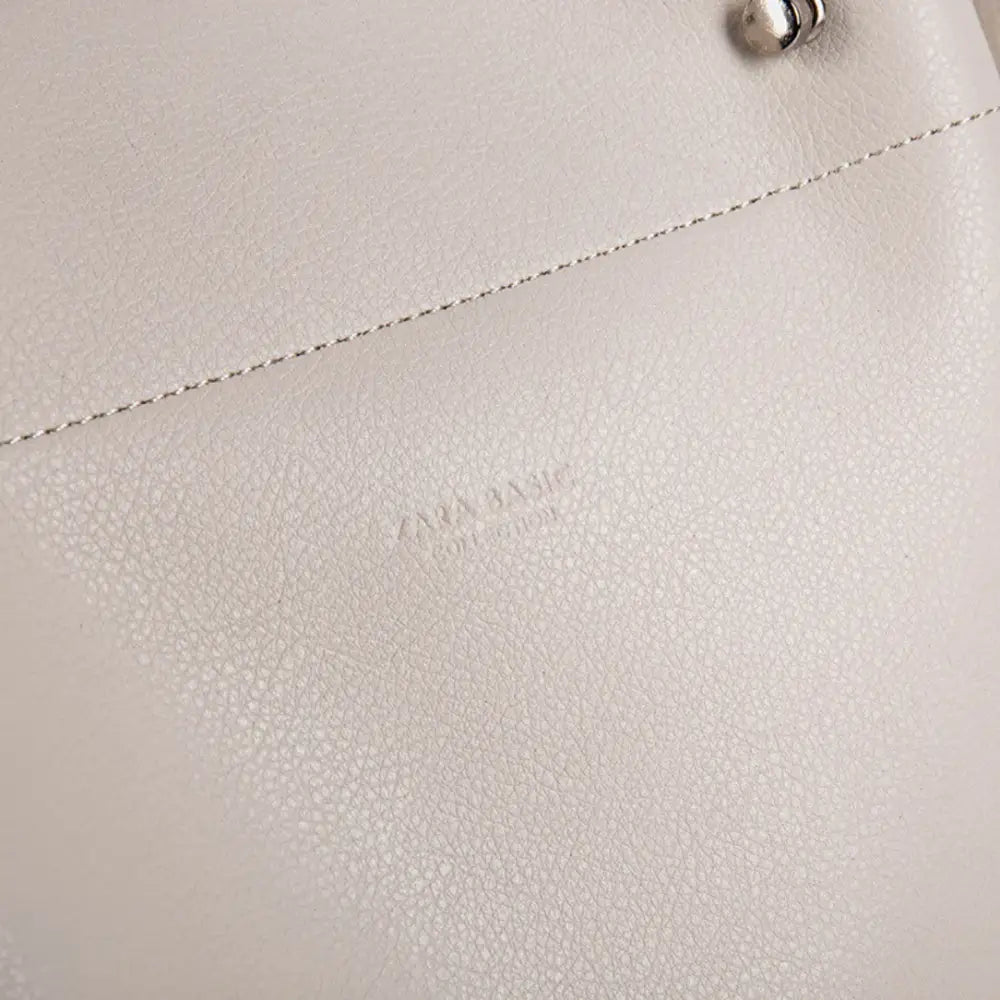 Sac à main fourre tout en cuir souple, texture légère dans un design élégant