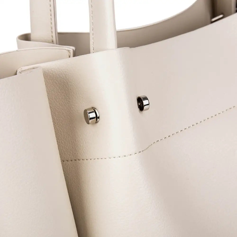 Sac à main fourre en cuir souple Milo avec un tote blanc élégant