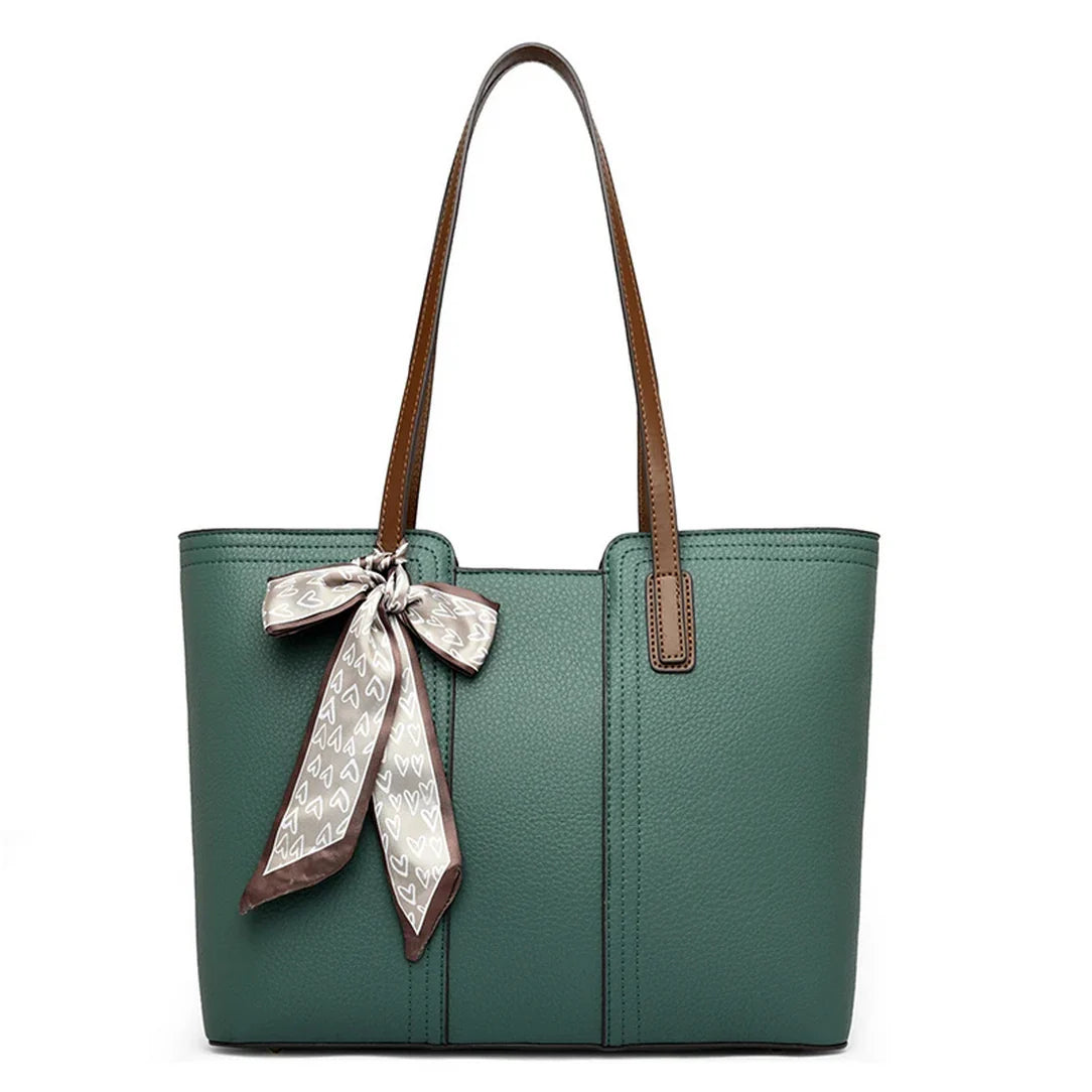 Sac à main porté épaule en cuir texturé vert avec poignées marron et foulard décoratif