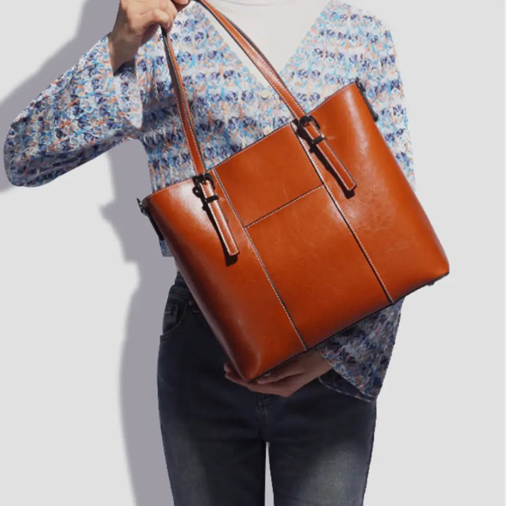 Sac à main en cuir brun pour main portée épaule, idéal pour bureau et sorties