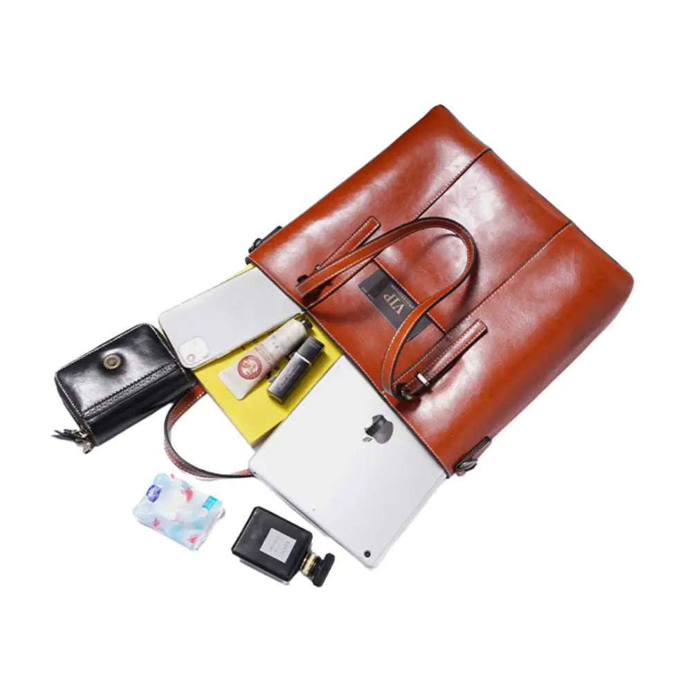 Sac à main porté épaule en cuir marron avec contenu, idéal pour bureau et sorties