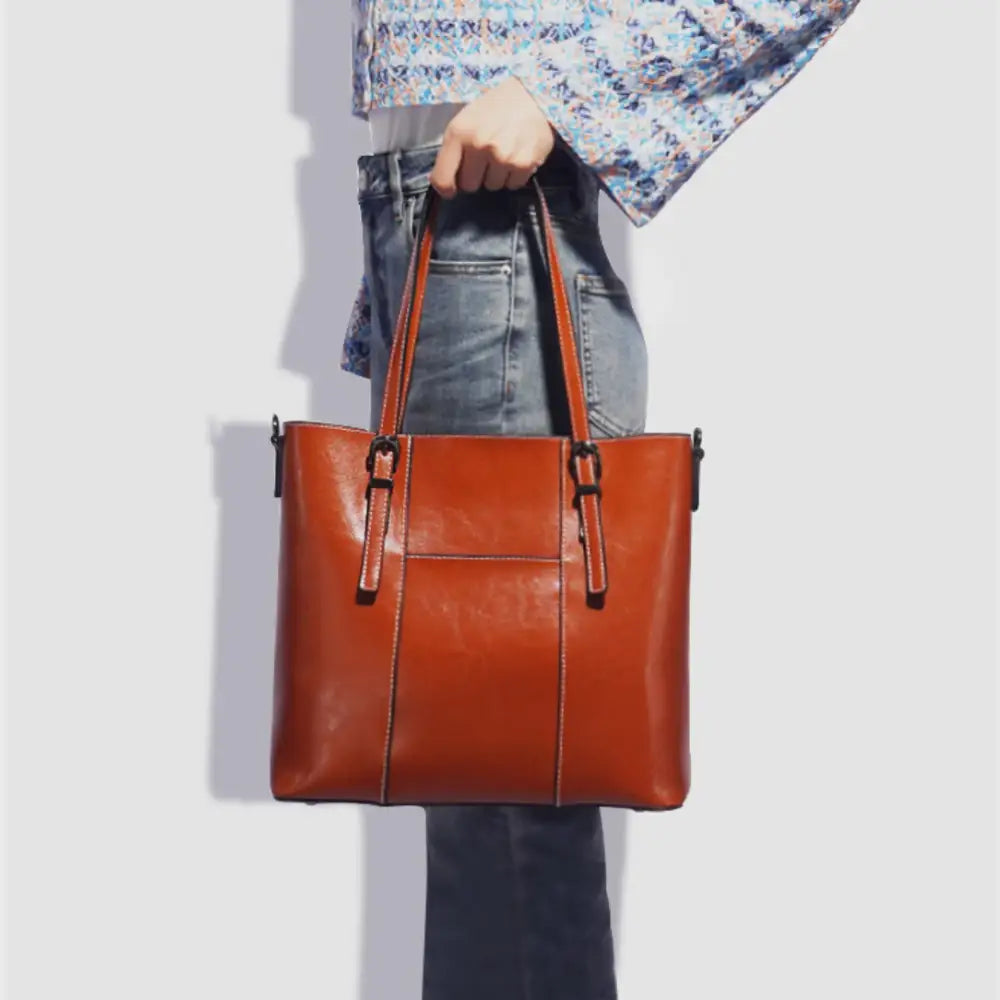 Sac à main porté épaule en cuir marron, idéal pour bureau ou sorties