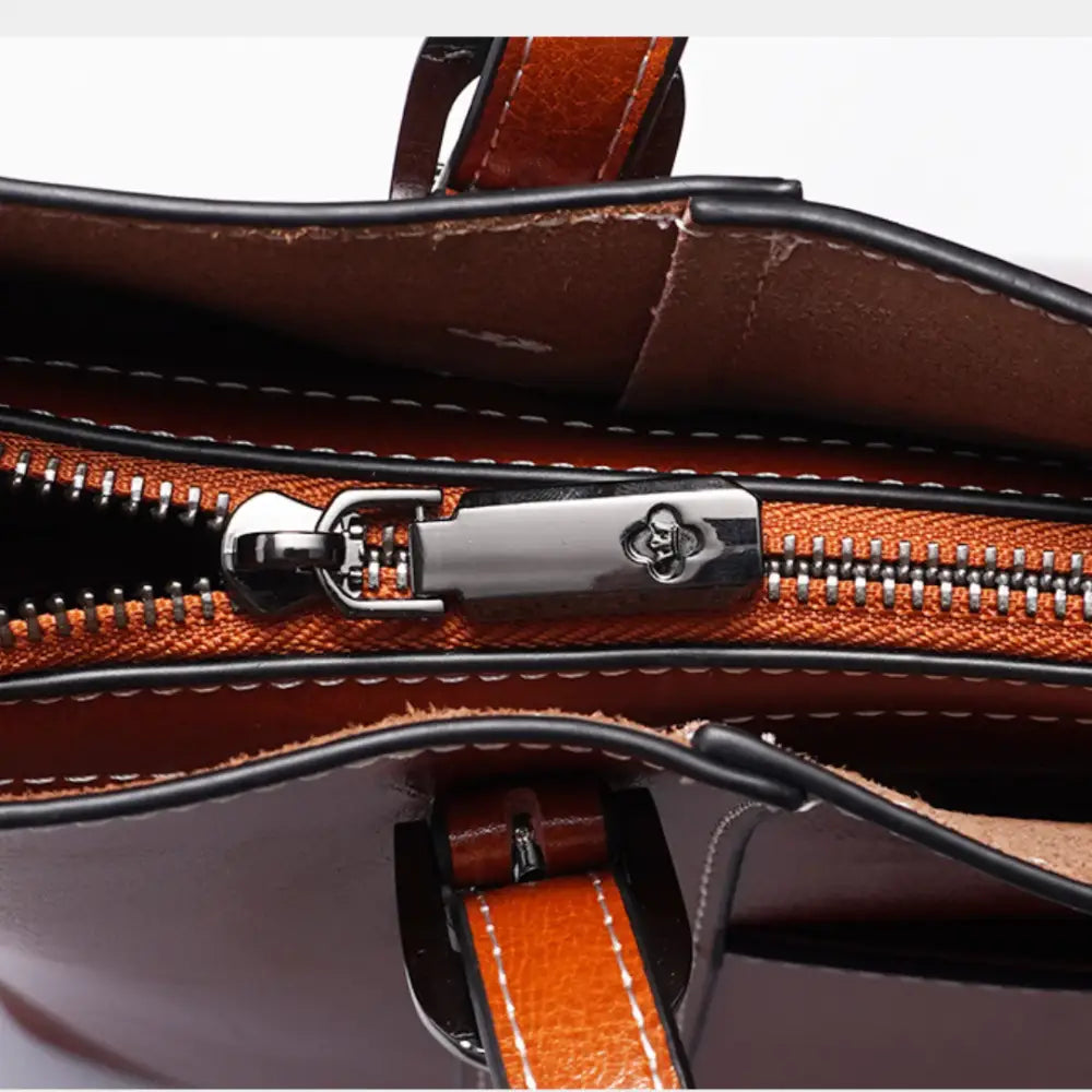 Sac à main porté épaule en cuir brun avec fermeture éclair, idéal pour bureau aux sorties