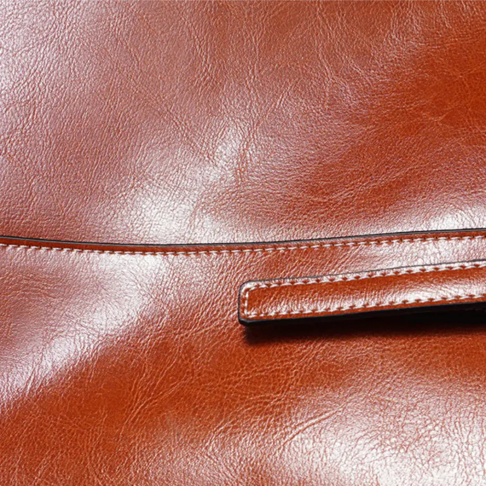 Sac à main portée épaule en cuir marron avec finition couture et surface élégante