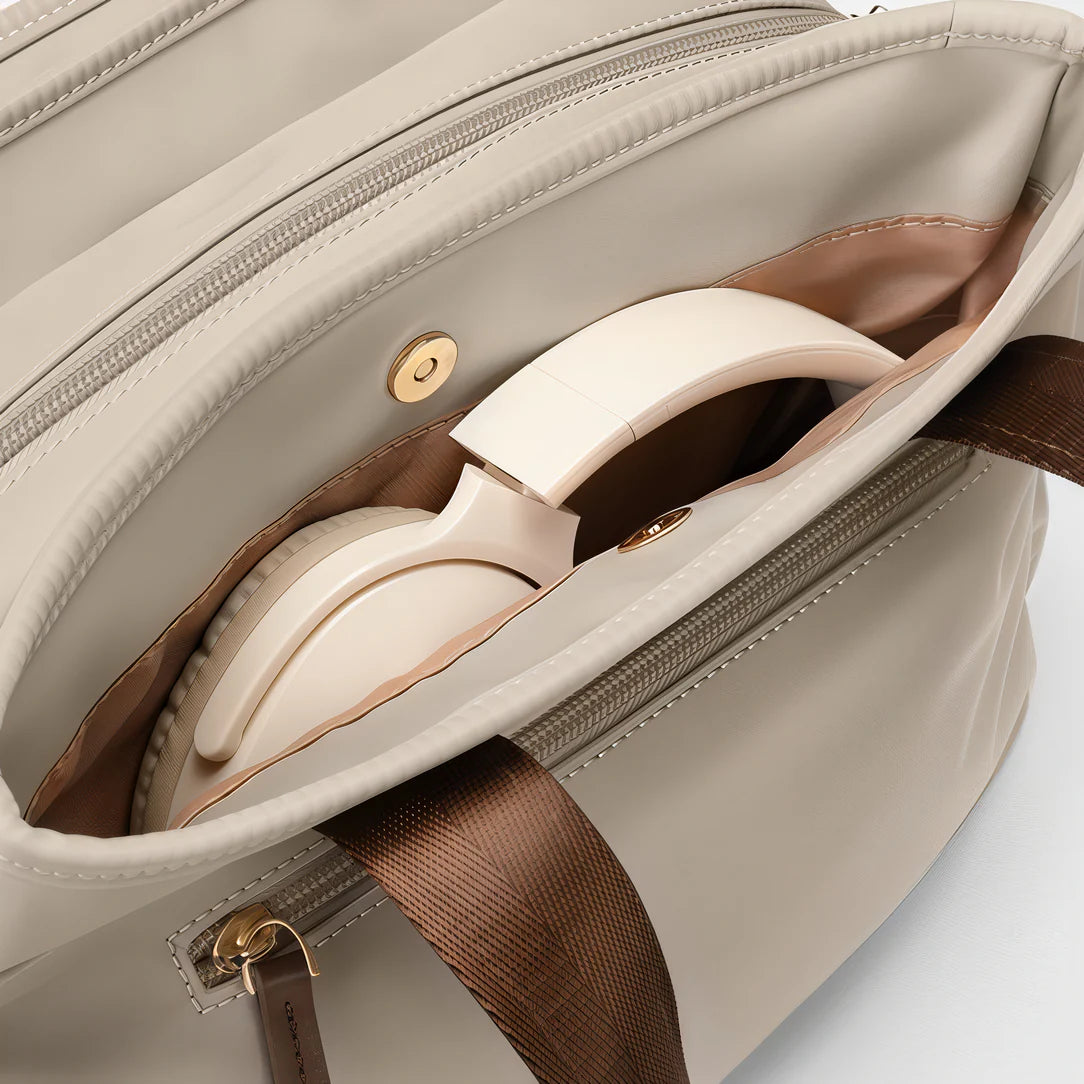 Sac à main tendance beige avec écouteurs, idéal pour un look chic et moderne